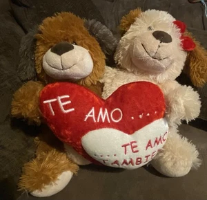 Dan Dee "TE AMO, TE AMO YO TAMBIEN" Umarmender Plüsch LOVE Hunde Stofftier Spielzeug - Bild 1 von 5