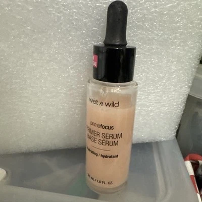 Suero Wet n Wild Prime Focus Primer. Hidratante con agua de rosas y té verde  Foto 1 de 3