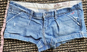 Hollister Größe 5 Damen Jeansshorts Denim mittelhoher Bund Stretch abgenutzt 5 Taschen gebraucht, in einwandfreiem Zustand - Bild 1 von 8