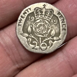 1989 United Kingdom Queen Elizabeth II 20 Pence Coin - Picture 1 of 2