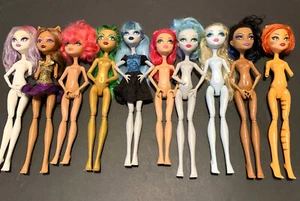 Monster High Lot Of 10 Dolls Ghoulia Jinafire Robecca Howleen Clawdeen Lagoona - Picture 1 of 3