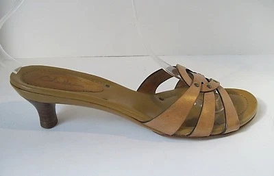 Sandalias con tiras de cuero beige COLE HAAN tacón de gatito tachuelas de latón talla 7AA Foto 1 de 4