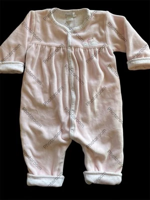 Macacão de algodão Kissy Kissy em excelente estado usado reversível rosa veludo/bolinhas Pima-3-6Mos - Imagem 1 de 4