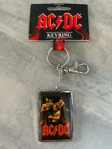Nuevo Sellado Genuino AC/DC Clásico Bon Angus Brian Foto Llavero de Metal - Imagen 1 de 2