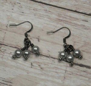 Pendientes con racimo perforados de perlas de vidrio gris negro plata hechos a mano nuevos - Imagen 1 de 3