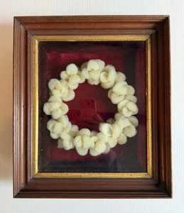 Antica corona da lutto vittoriana insolita in cotone con cornice in legno e oro Shadowbox - Foto 1 di 13