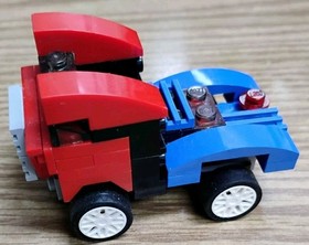 LEGO 31000 LEGO CREATOR 3 IN 1 RACE CAR,TRUCK,OFF ROAD FOR PARTS ONLY