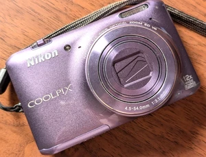 Nikon Coolpix S6400 16,0 megapixel fotocamera digitale compatta viola inglese funzionante Giappone - Foto 1 di 13