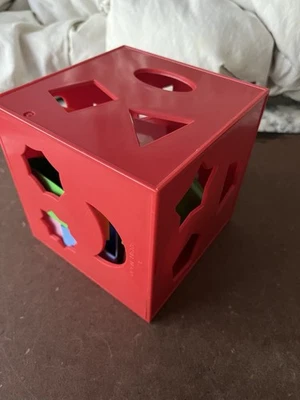 VINTAGE 1970'S SQUARE CUBE COMPLETE WITH ALL 18 SHAPES A CHILD GUIDANCE TOY - Image 1 of 4