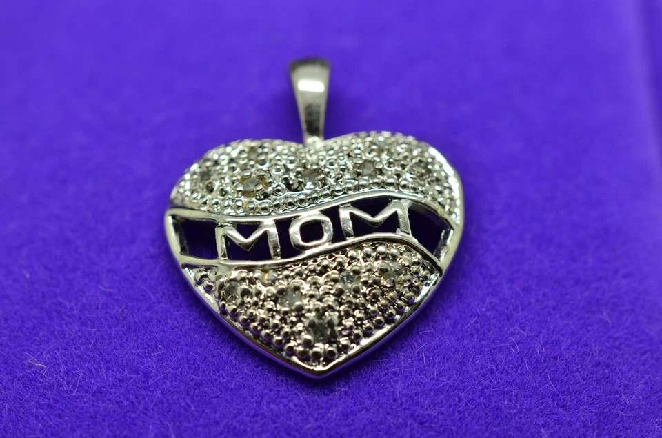 Посеребренный сердце с «МАМА» подвеска подвеска с бриллиантами 0,12 tcw - Изображение 1 из 3
