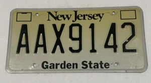 Etiqueta de matrícula amarilla y blanca de Nueva Jersey NJ Garden State AAX9142 - Imagen 1 de 1