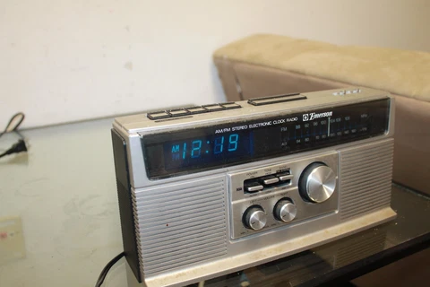 Emerson AM FM Stereo Electronic Clock Radio Model RES5655 Blue LED Display Cover