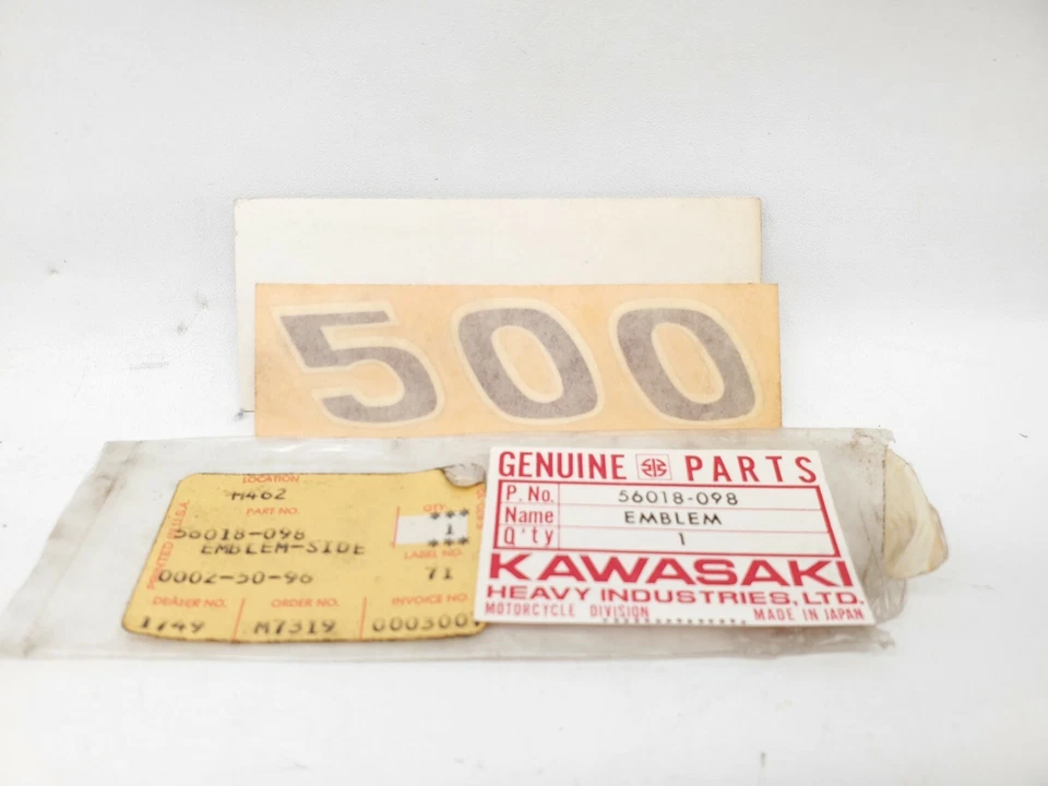 НОВЫЙ ПОДЛИННЫЙ KAWASAKI H1 KH500 БОКОВАЯ КРЫШКА МАСЛЯНЫЙ БАК ЭМБЛЕМА НАКЛЕЙКА NOS 56018-098 - Изображение 1 из 4