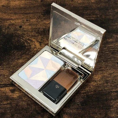 Cle de Peau Beaute Le Reosour Des Eclat 11 Iluminador Color de Cara Lujo Japón Foto 1 de 4