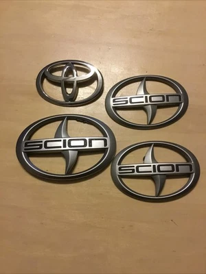 LOTE DE 3 inclui emblemas SCION XB FABRICANTE DE EQUIPAMENTO ORIGINAL (inclui 75441-52080) + 1 emblema Toyota - Imagem 1 de 4