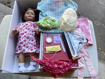 American Girl cabello castaño ojos azules nuevo del hospital con 2 trajes retirados en caja Foto 1 de 4