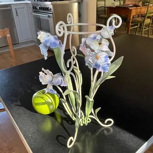 Escultura artística de metal Tole pintada de 8" 4 lirios iris vela soporte de bola de vidrio - Imagen 1 de 5