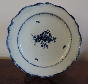 Plato grande antiguo de perlas Leeds borde de pluma azul siglo XVIII Staffordshire - Imagen 1 de 7