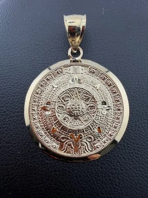 Delicado colgante y collar de cadena de corazón de oro amarillo y diamantes de 14K Foto 1 de 4