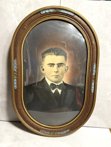 Antiguo marco convexo de madera retrato de vidrio burbuja de un joven 23" x 15" - Imagen 1 de 10