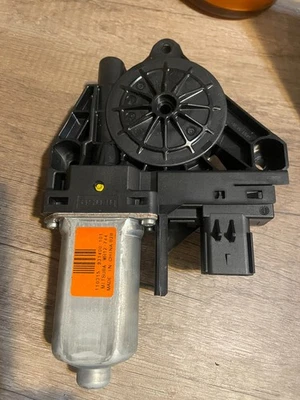 2011 - 2021 JEEP GRAND CHEROKEE FRONT RIGHT SIDE DOOR WINDOW REGULATOR MOTOR OEM - Image 1 of 2