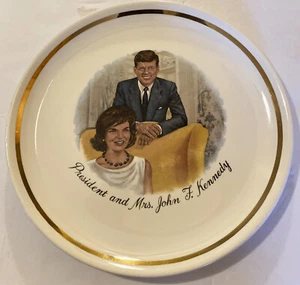 PRESIDENT AND MRS. JOHN F. KENNEDY PLATE MEMORIES PLATE 9” - Picture 1 of 2