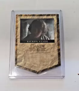 Tarjeta reliquia material bandera Rickon Stark 2013 Juegos de Tronos/375 - RS7 - Imagen 1 de 3