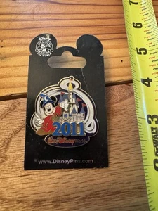 RARE 2011 Walt Disney Trading around the world MICKEY MOUSE SORCERER CASTLE PIN - Picture 1 of 2