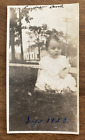 1923 Baby Kleinkind Säugling Kind spielen Lernen im Freien Gras echtes Foto P10x1
