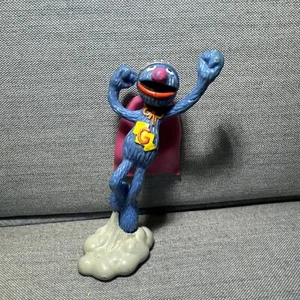 Sesame Street SUPER GROVER con Capa Cake Topper PVC Figura Muppets Aplausos - Imagen 1 de 8
