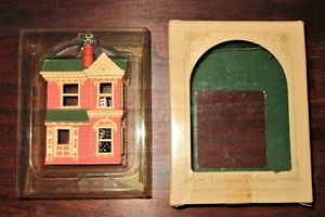 1984 HALLMARK XMAS ORNAMENT VICTORIAN DOLLHOUSE 1ST SERIES NOSTALGIC HOUSES MIB - Picture 1 of 6