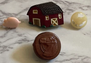 Vintage Barn Horse Pig Plastic Sewing Buttons 128-57 - Picture 1 of 5