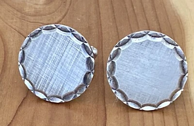 Gemelos redondos de colección Simmons de mediados de siglo de plata esterlina acabado florentino Foto 1 de 4