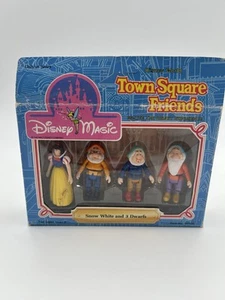 Disney Magic Town Square Friends Schneewittchen und 3 Zwerge Set - Bild 1 von 2