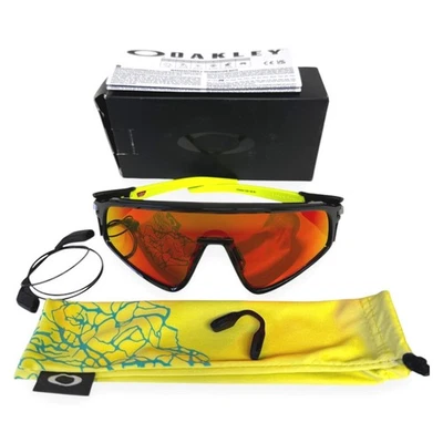Солнцезащитные очки Oakley Latch Panel OO9404 черные чернила неоновые желтые призматические рубиновые с чехлом - Изображение 1 из 4