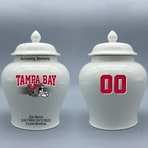 Mittelgroße Keramikurne für Tampa Bay Buccaneers Fußballmotiv, Wunschtext & Nummer - Bild 1 von 5