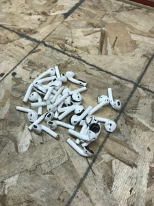 Lot of 25 1st And 2nd generation Apple AirPod Ear Buds Only A2031 A1523 White mw - Photo 1 sur 7