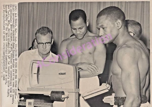 Boxing Action Wire Photo Eddie Cotton vs Jose Torres Weigh In 1966 N6Q - Picture 1 of 3