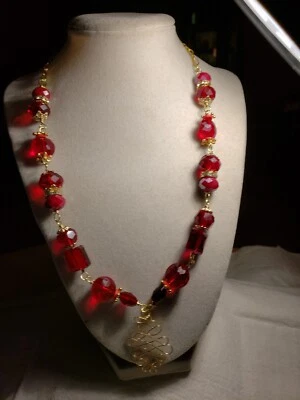 Collar rojo rubí con cuentas 21,5 a mano con detalles de color dorado y colgante de alambre  Foto 1 de 2