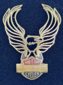Calcomanía insignia batería barra Sissy Flaming Eagle Flaming Motocicletas Harley Davidson de colección - Imagen 1 de 3