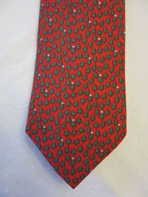 IZOD 假日经典丝绸领带节日森林印花树木红色 MSRP 50 美元全新无标签 — 第 1/3 张图片