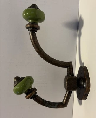 Antiguo gancho de salón/abrigo de árbol de latón con perillas de porcelana oliva - 1 solo Foto 1 de 4