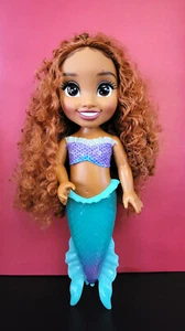Disney La Sirenita Bajo el Mar Explorando Ariel 14" Muñeca Grande Música - Imagen 1 de 4
