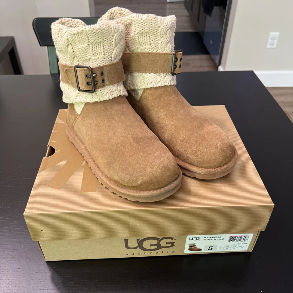 UGG Australia CASSIDEE 缆绳针织靴 带 SUEDE 皮革表带 Ret170 女式 尺寸:5 — 第 1/4 张图片