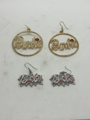 Lote de 2 pares de pendientes de diamantes de imitación con logotipo de Barbie Foto 1 de 4