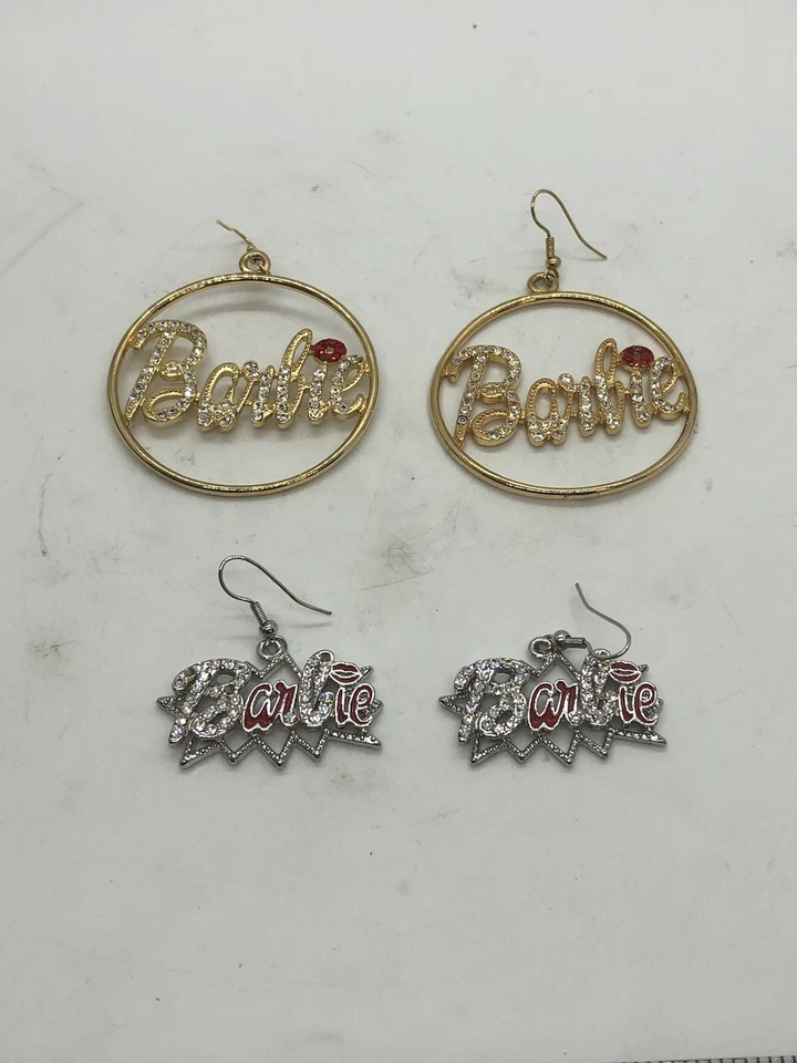Lote de 2 pares de pendientes de diamantes de imitación con logotipo de Barbie Foto 1 de 4