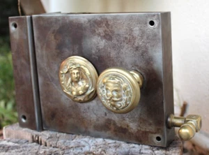 ancien grosse serrure g. c. en fer et bronze décoré - Foto 1 di 7