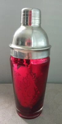 Coctelera Rojo Rubí Festivo Estilo Pergamino Diseño Borde y Parte Superior Inoxidable Foto 1 de 4