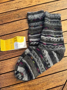 Handgestrickte Wollsocken Gr. 38,  schwarz-grau geringelt mit kleinen bunten Ein - Bild 1 von 1