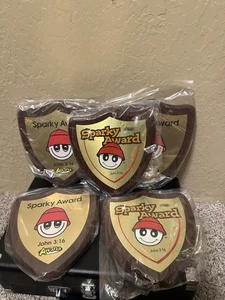Lotto di 5 targhette Awana Sparky Award con spilla Sparky Award John 3:16 nuove senza scatola - Foto 1 di 5